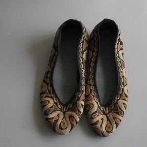 Fun tapestry flats size 7